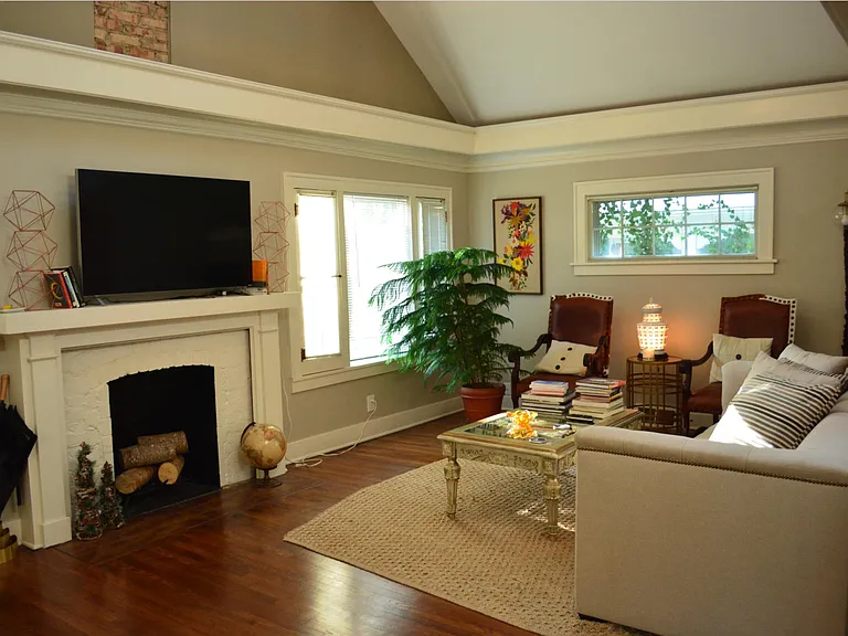 5523 Holmes St — Photo 3