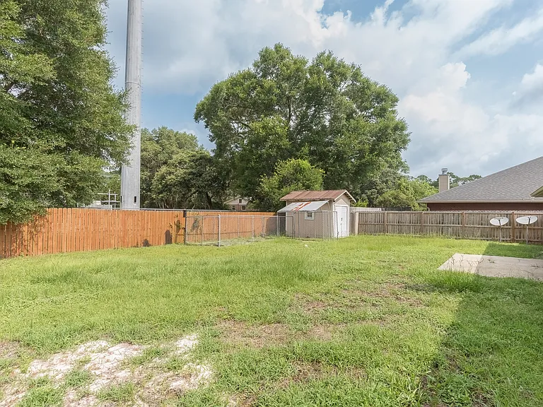 8770 Kennedy Dr — Photo 31