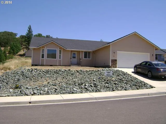 183 NE Amanda Way photo 1