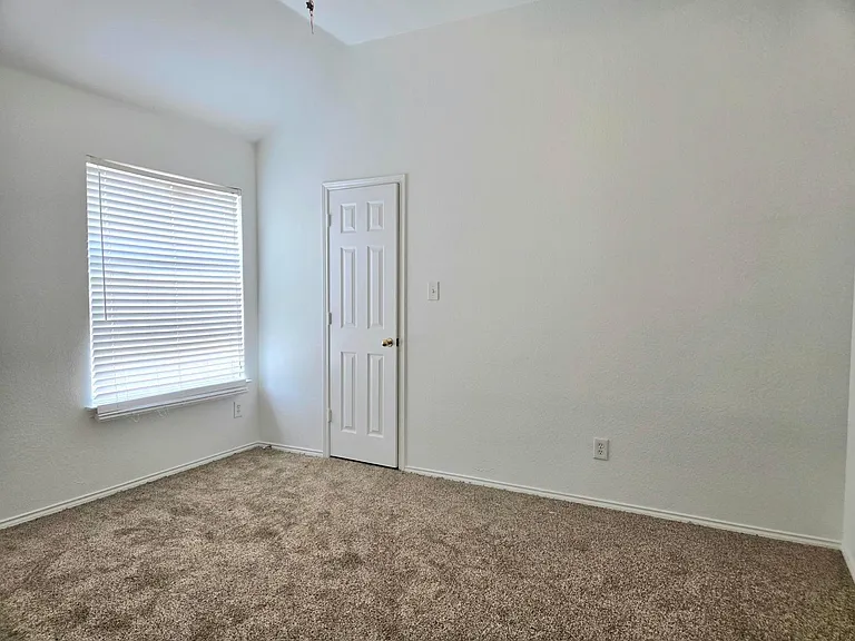2040 Londonderry Dr — Photo 15