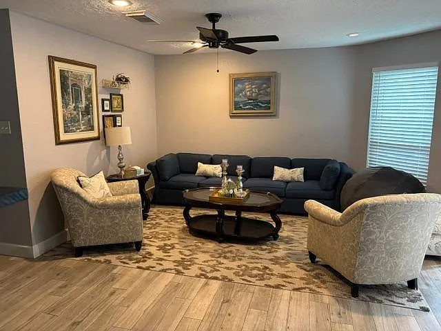 3 bed, 2.5 bath, 1654 sqft, $2,050 — Photo 2