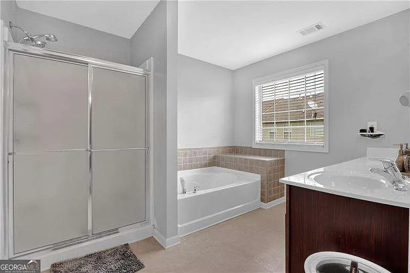 4 bed, 2.5 bath, 2313 sqft, $2,350 — Photo 3