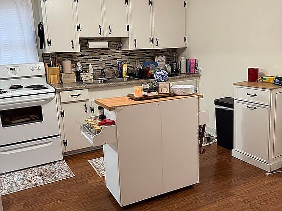 5th image of 504 W Commerce St