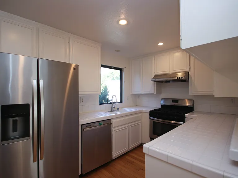 111 S Oak Knoll Ave #203 — Photo 7