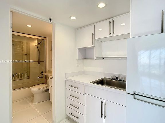5th image of 555 NE 15th St APT 502