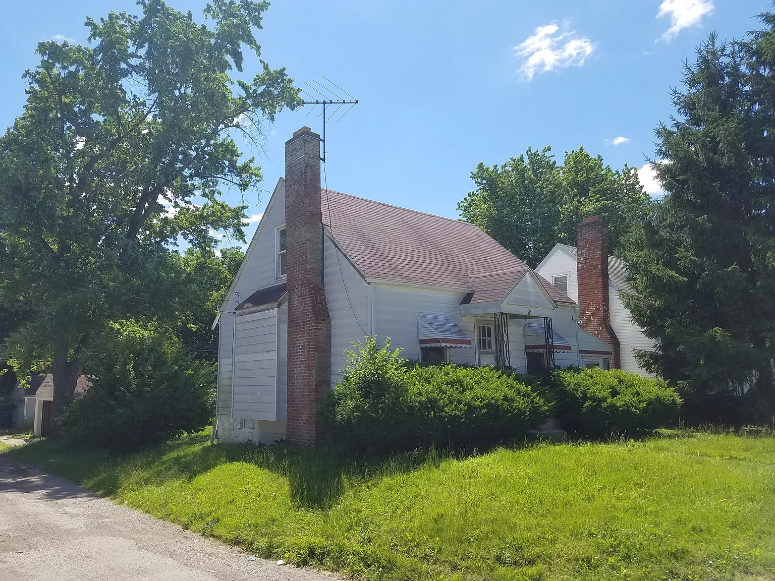 130 Wrexham Ave photo 1