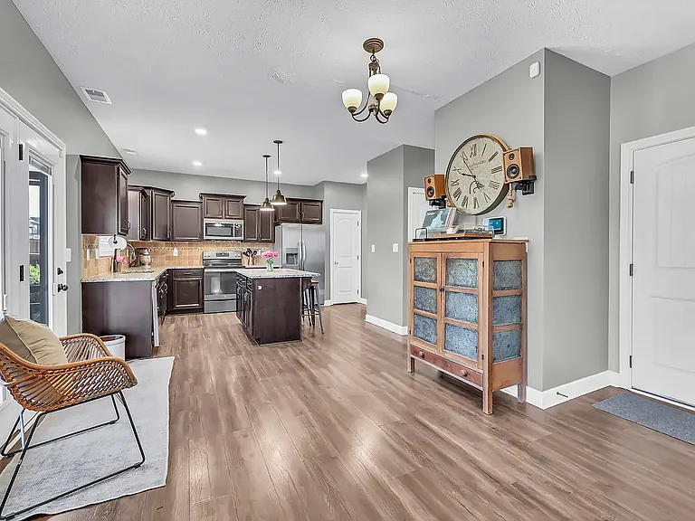 109 Easton Dr — Photo 11