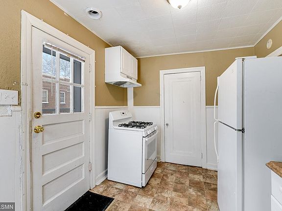 3rd image of 2418 Fillmore St NE