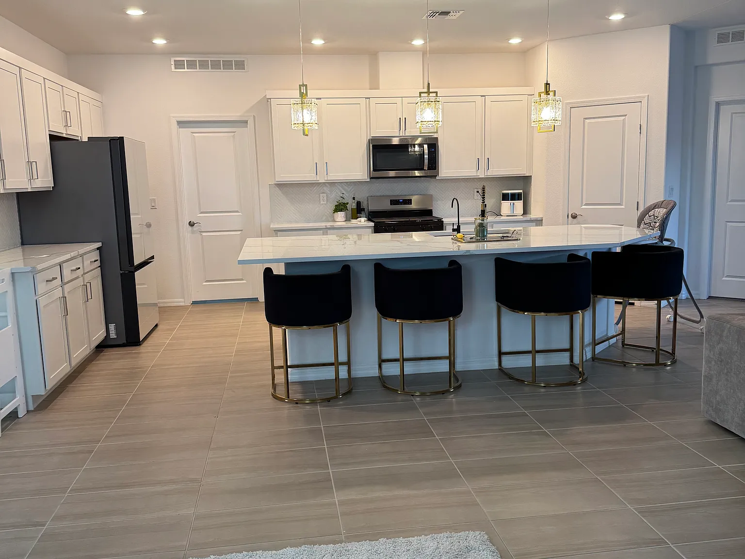 4 bed, 3021 sqft, $950 — Photo 3