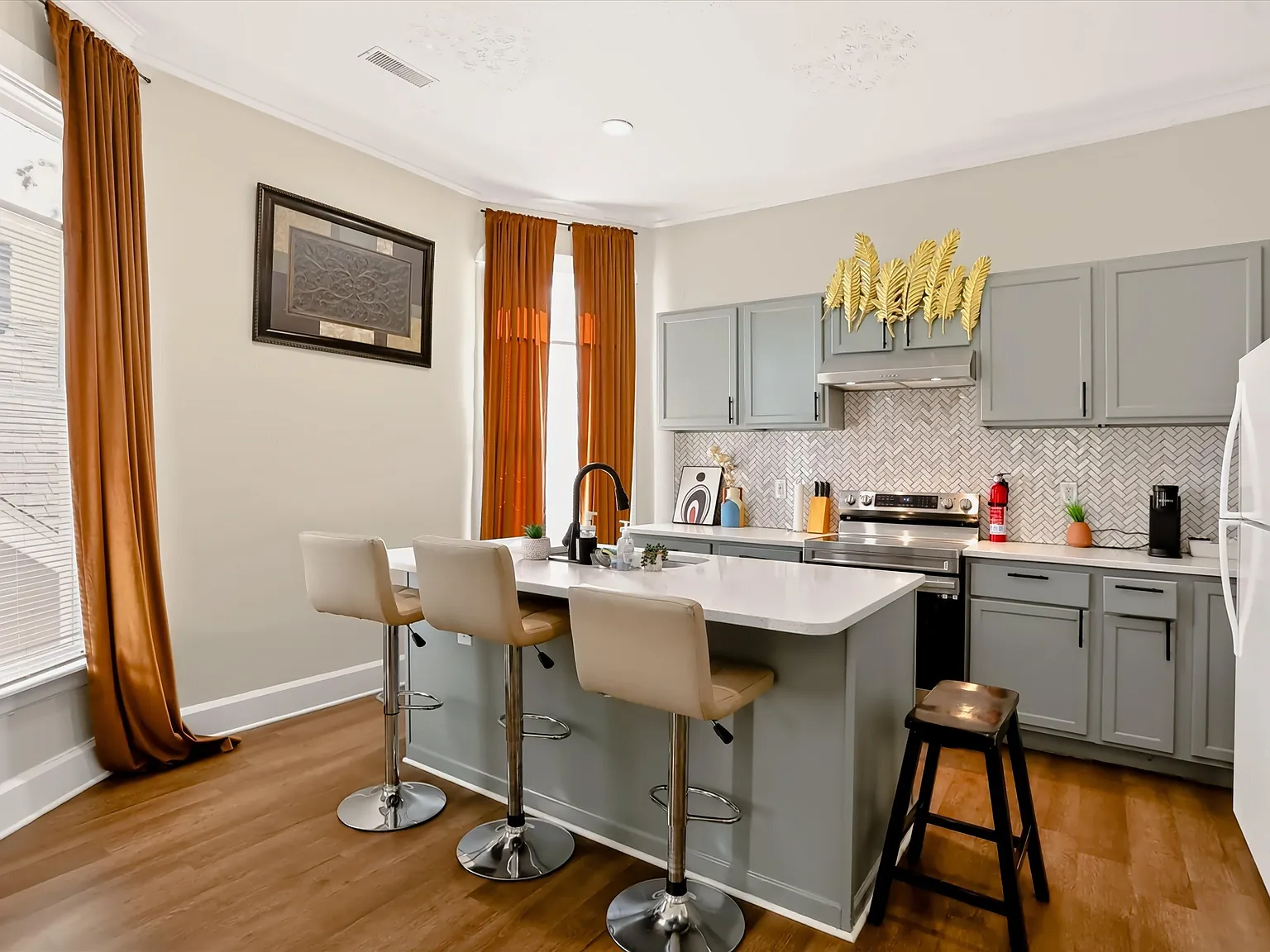 3 bed, 2.0 bath, 4931 sqft, $3,700 — Photo 3