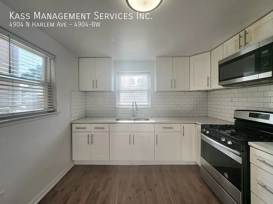 Gorgeous Updated 1 bed - SS Appliances - Modern Bath - Pets Allowed! — Photo 2