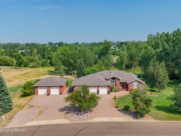 523 8th Ave SW, Dickinson, ND 58601