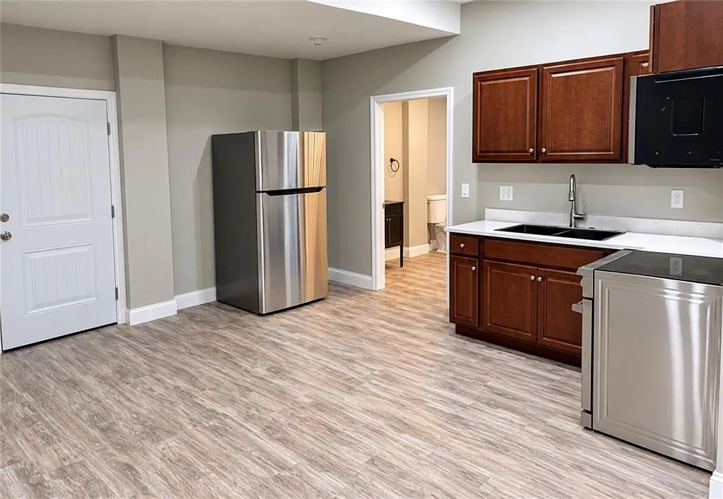 2 bed, 700 sqft, $1,900 — Photo 2