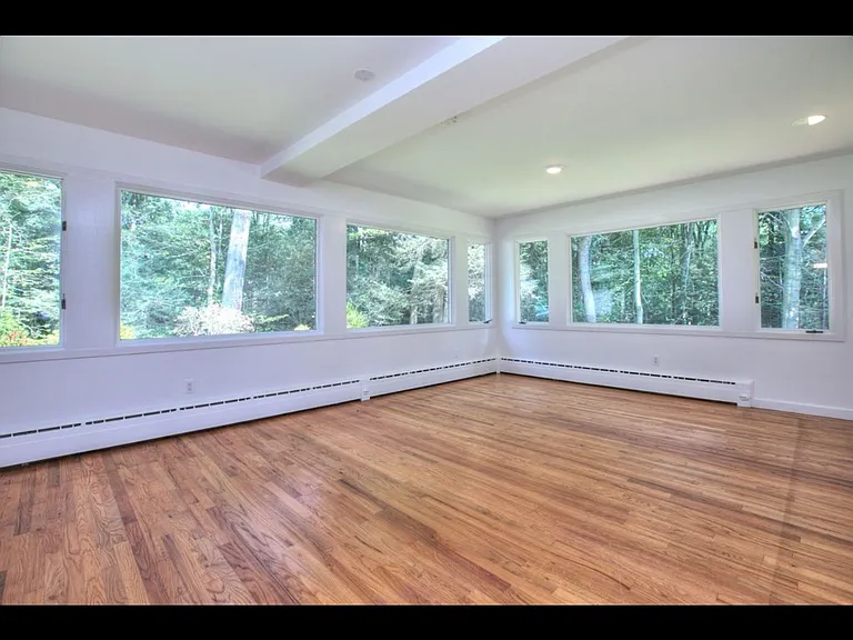 208 Bayberry Ln — Photo 5