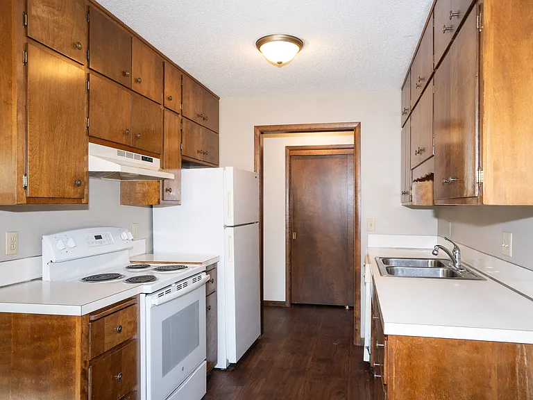 Fargo, ND Country Club Apartments | 21B | Kitchen
