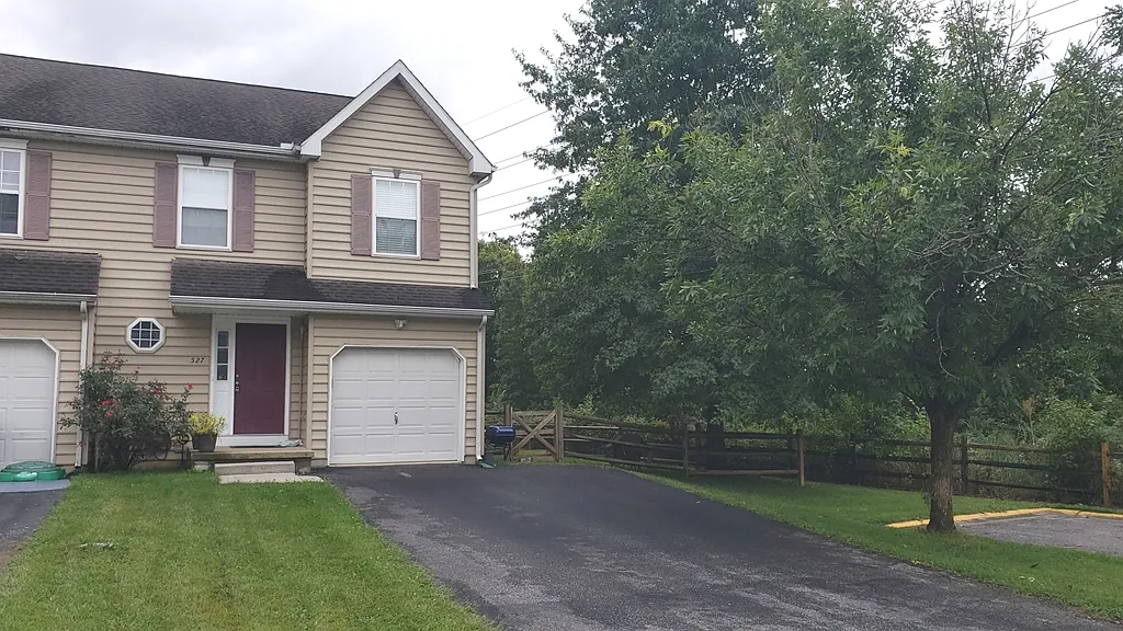 3 bed, 2.5 bath, 1625 sqft, $2,600 — Photo 1