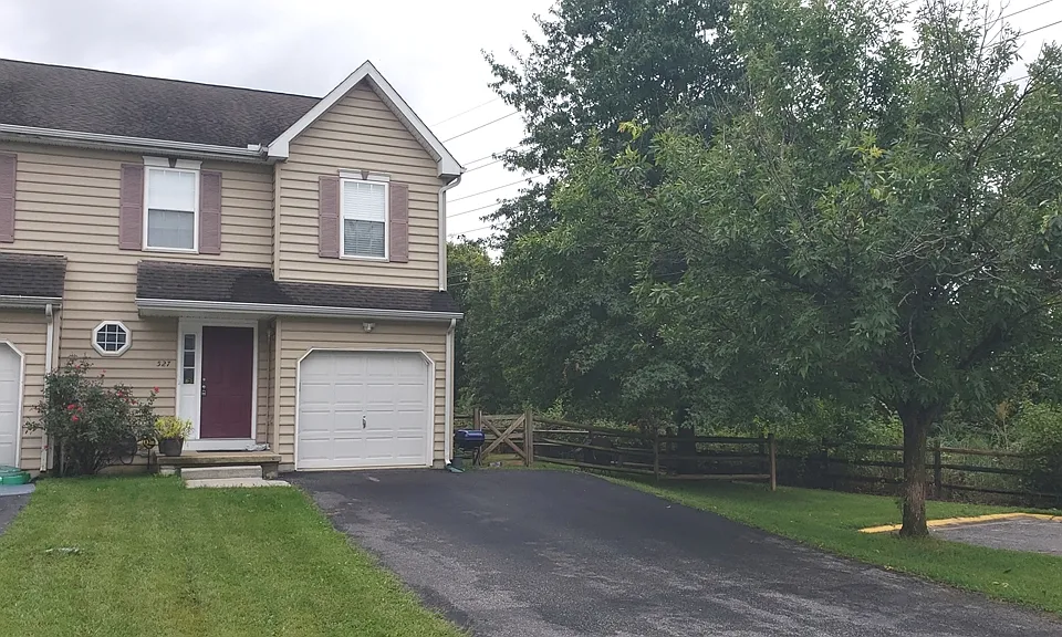 527 Red Bud Ct