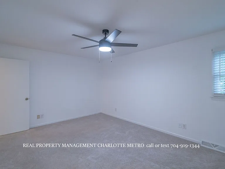 1059 Woodlake Ln — Photo 32