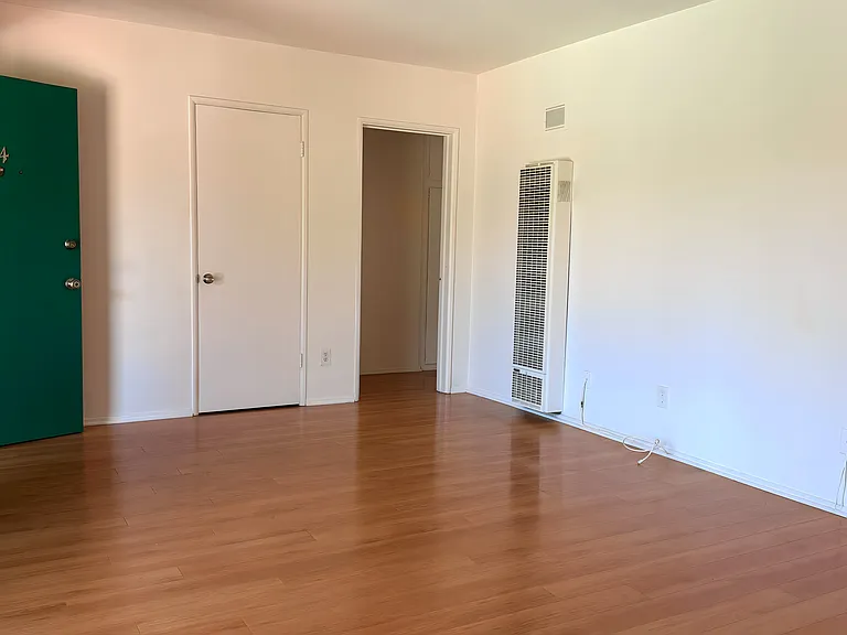 262 1/2 S Sycamore Ave #3 — Photo 4