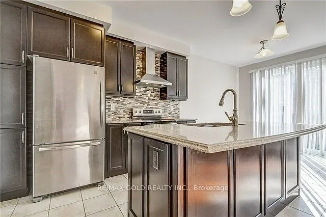 4 bed, $2,900 — Photo 2