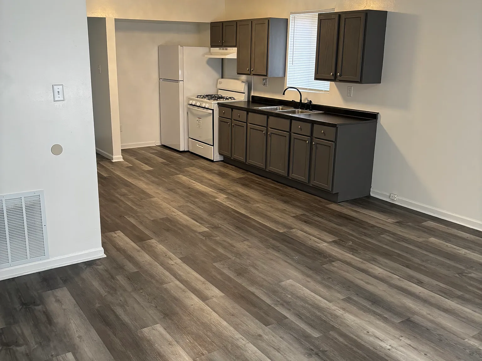 4 bed, 1.5 bath, 1200 sqft, $1,700 — Photo 2