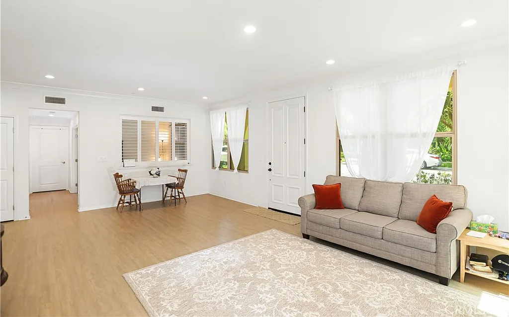 2 bed, 1.5 bath, 1129 sqft, $3,750 — Photo 3