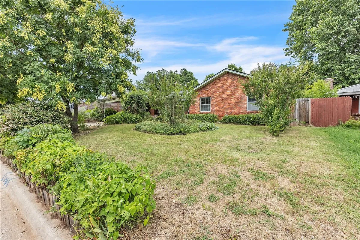 3 bed, 1.5 bath, 1565 sqft, $1,545 — Photo 4