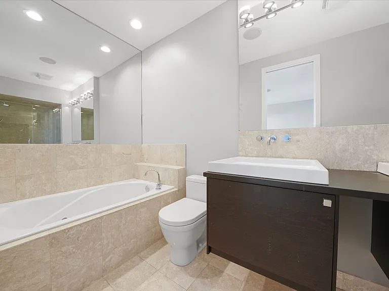 1541 N Bosworth St #4 — Photo 13
