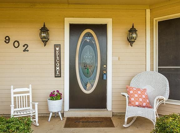 3rd image of 902 Country Club Dr