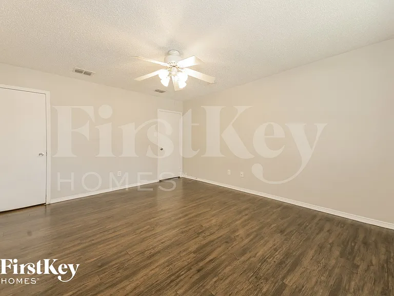 1395 Stewart Dr — Photo 14