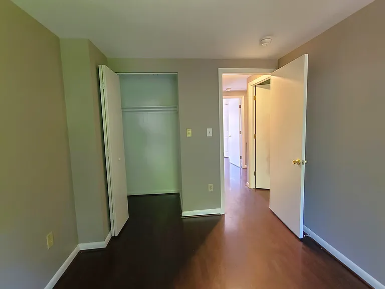 8401 Pioneer Dr — Photo 15