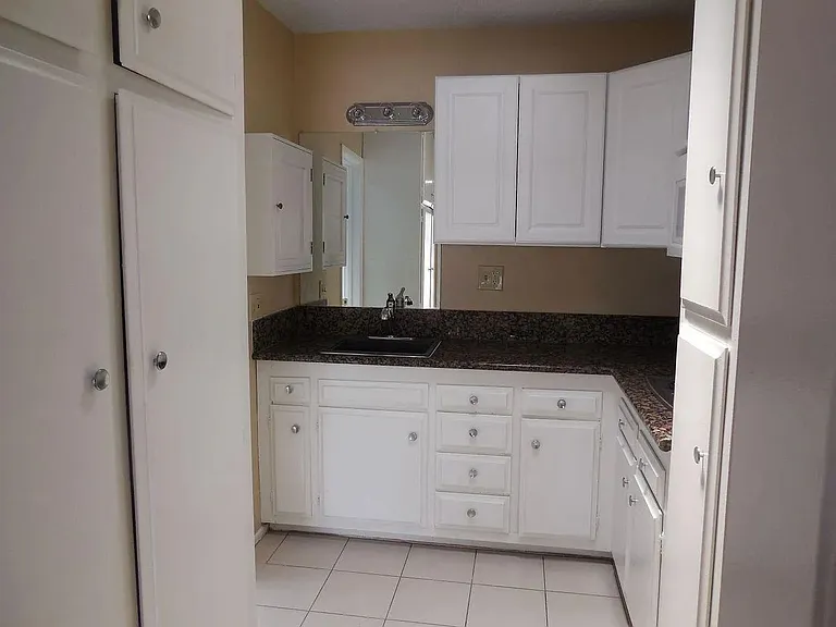 New Hampshire Apartments — Photo 6