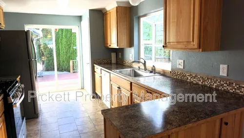 600 NE Flagstone Ln Photo 1