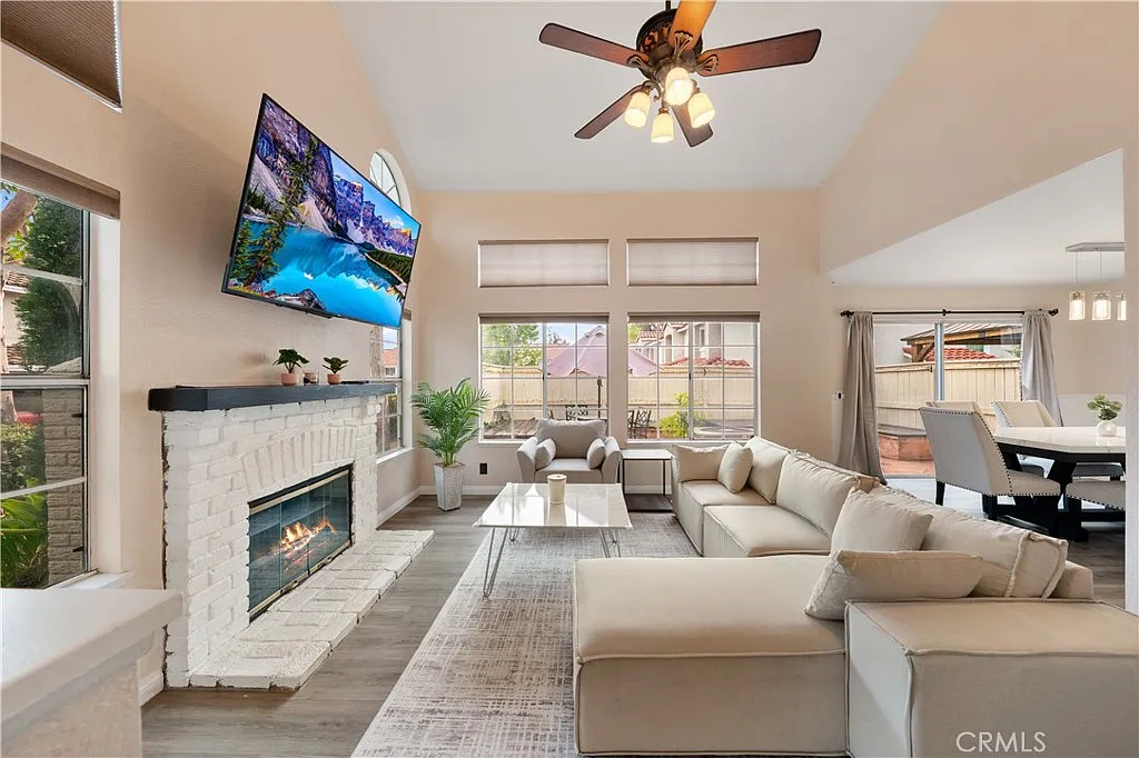 3 bed, 2.5 bath, 1325 sqft, $5,500 — Photo 1