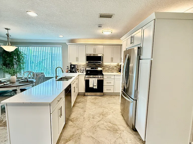 4181 Saxon Dr — Photo 10