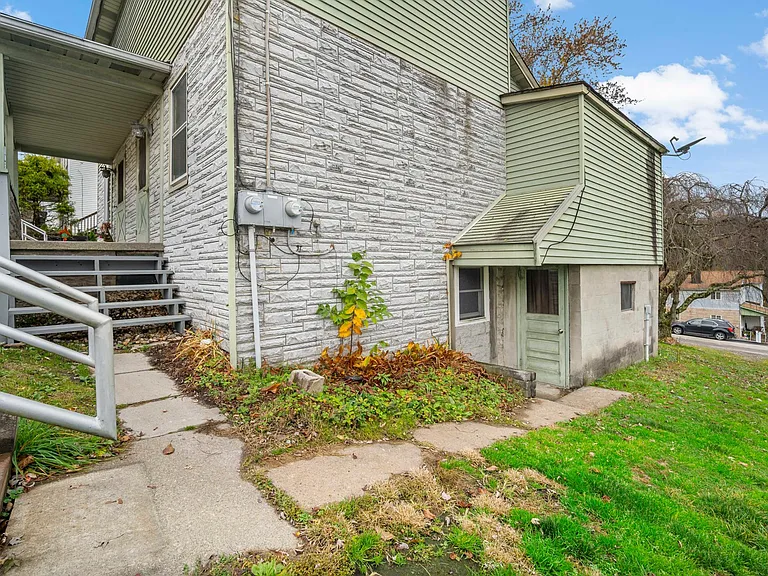 670 Main St — Photo 3