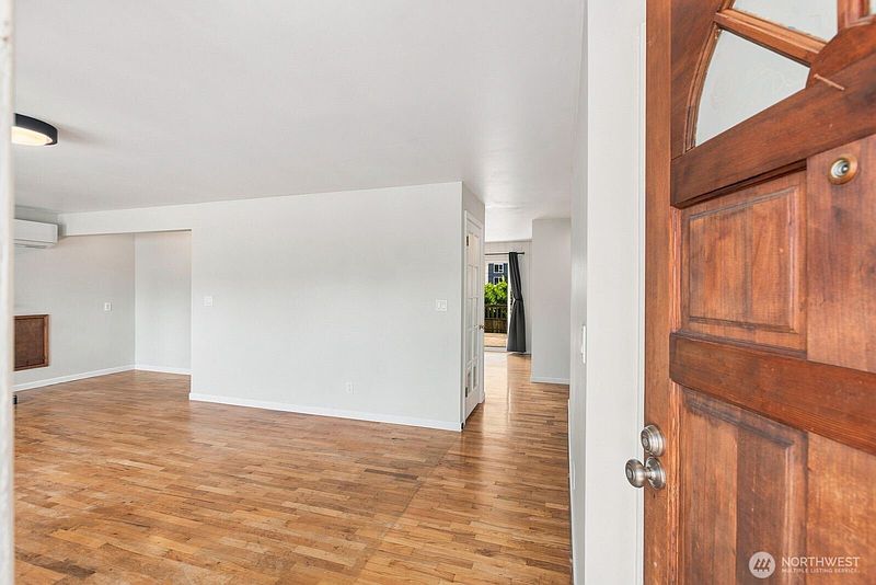 5th image of 1021 Lombard Avenue