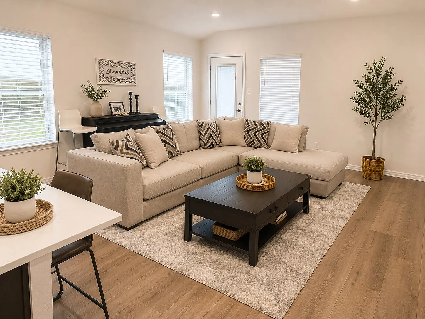 4 bed, 2036 sqft, $2,100 — Photo 2