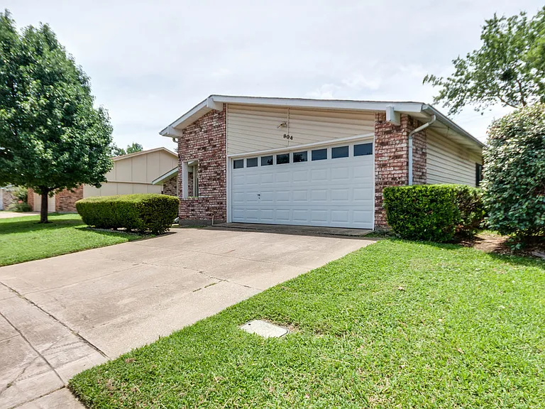 804 Forest Glen Dr — Photo 2