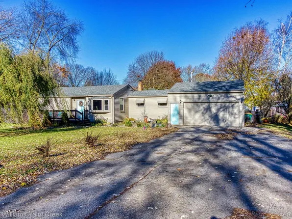 677 S Briarvale Dr, Auburn Hills, MI 48326
