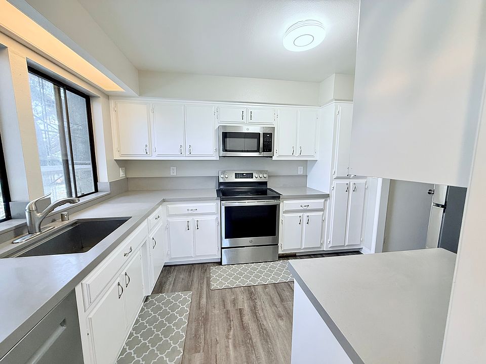 Flow through kitchen