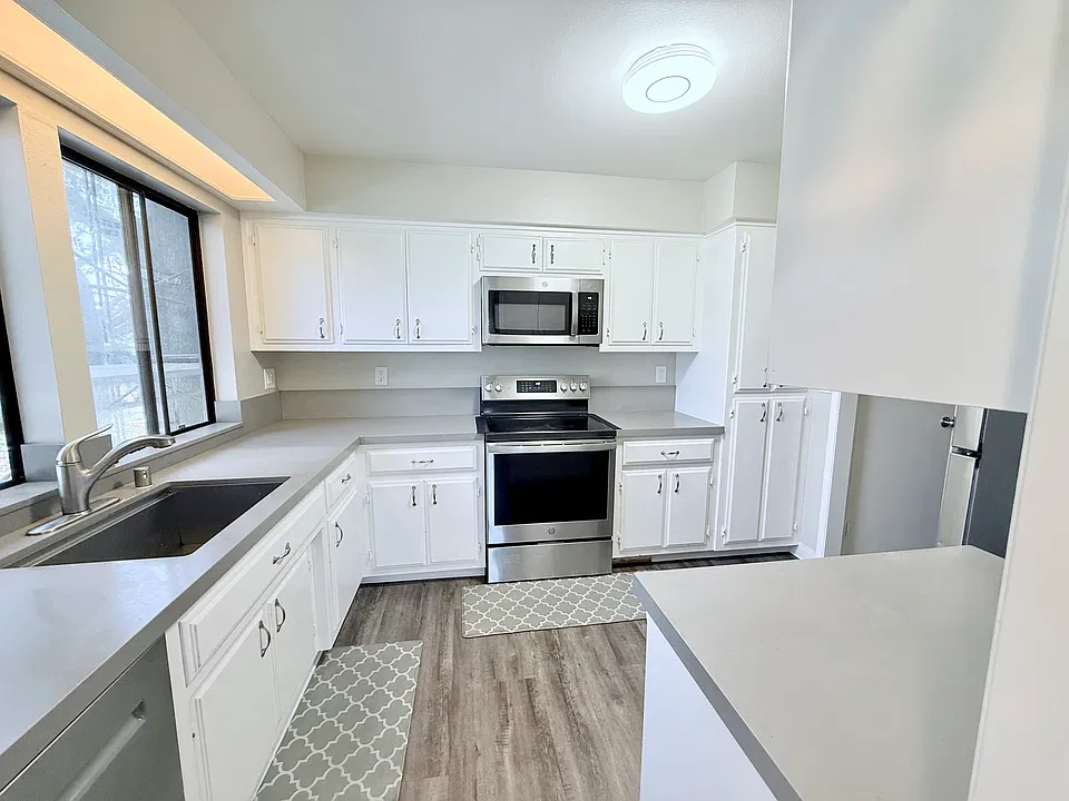 Flow through kitchen
