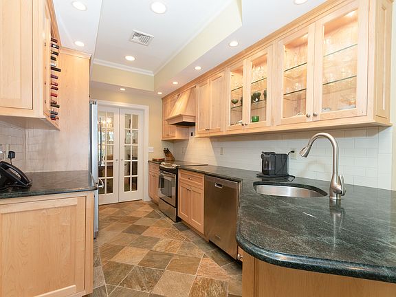 333 Palmer Hill Rd Unit 1B-print-009-018-Kitchen-3936x2624-300dpi.jpg