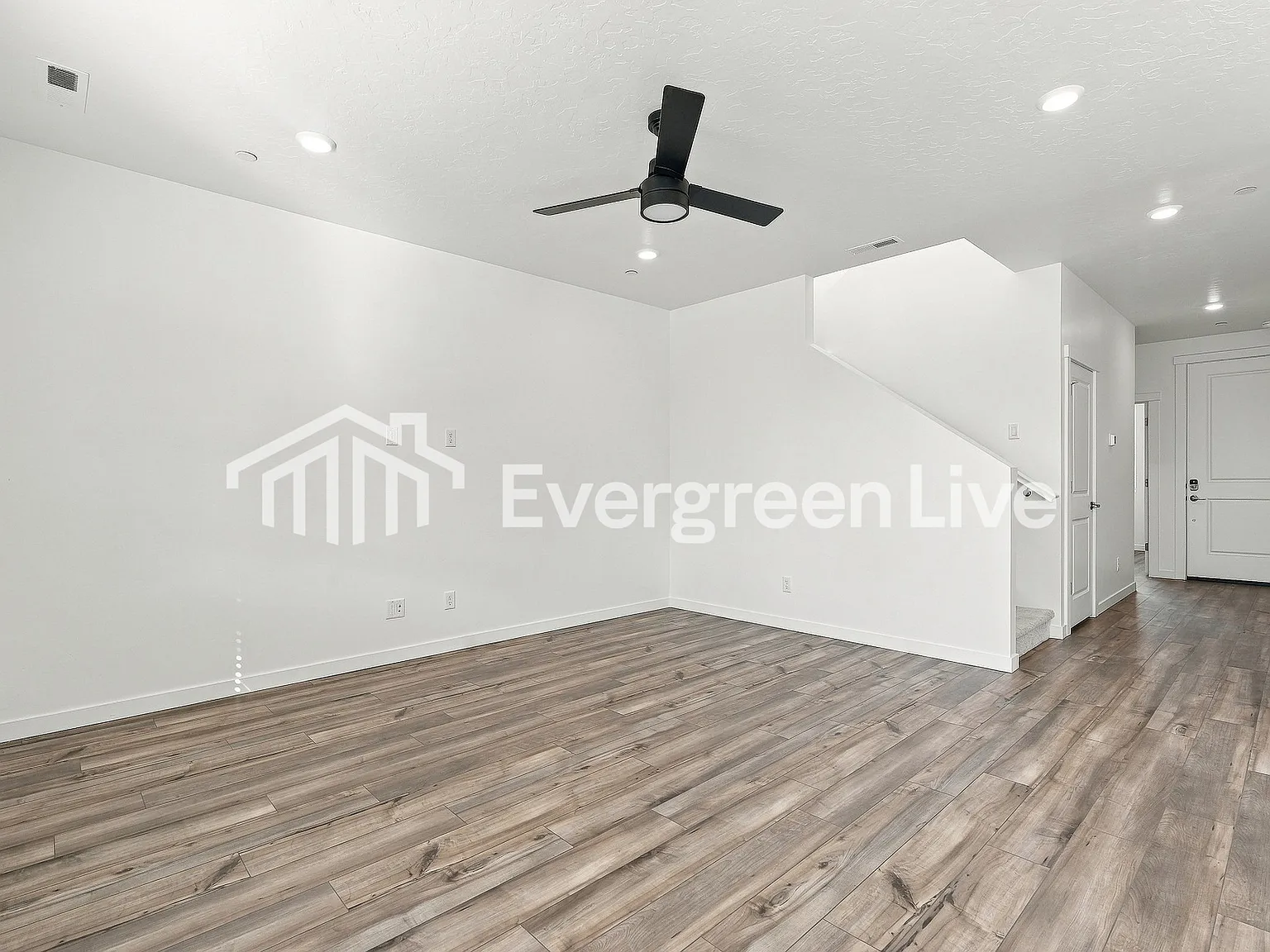 4 bed, 3.0 bath, 2345 sqft, $2,420 — Photo 3