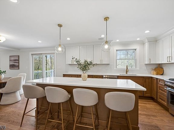 3rd image of 33 Hampton Rd