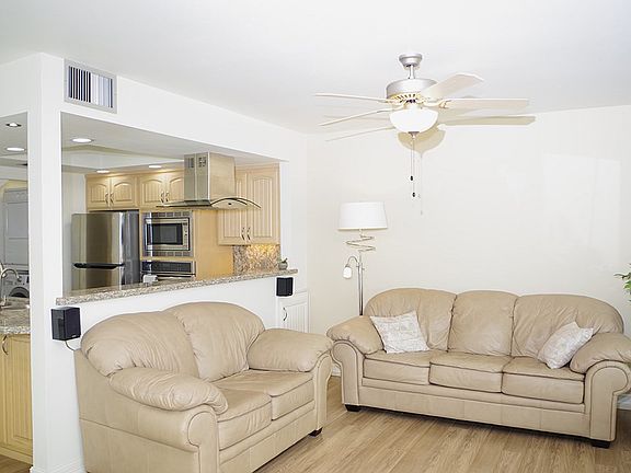 5th image of 1021 W Scallop