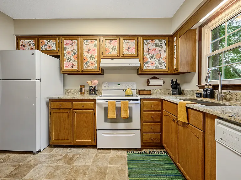 321 Rosehaven Dr — Photo 3