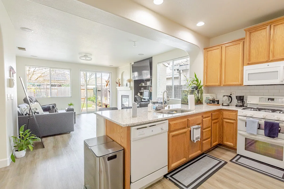 2 bed, 1042 sqft, $2,595 — Photo 1