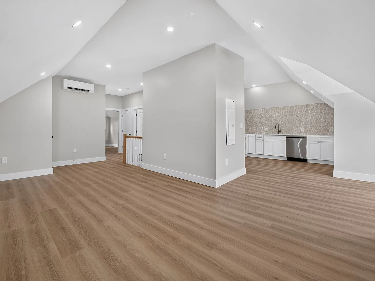 2 bed, 2.0 bath, 1050 sqft, $3,200 — Photo 2