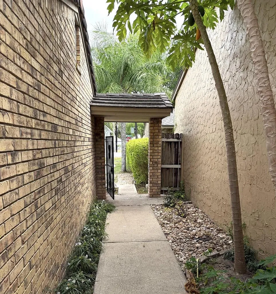 3 bed, 3.0 bath, 2175 sqft, $2,400 — Photo 2